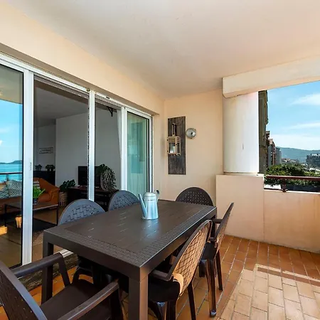 Premiere Ligne De Plage, Face A La *